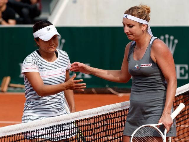 Timea Bacsinszky gratuliert ihrer Gegnerin zum Sieg. Timea Bacsinszky gratuliert ihrer Gegnerin zum Sieg.