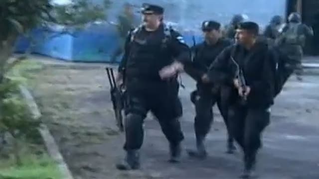 Sperisen in Kampfmontur und Sturmgewehr. Sperisen in Kampfmontur und Sturmgewehr.