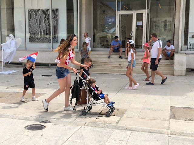 Mutter mit Kinderwagen.