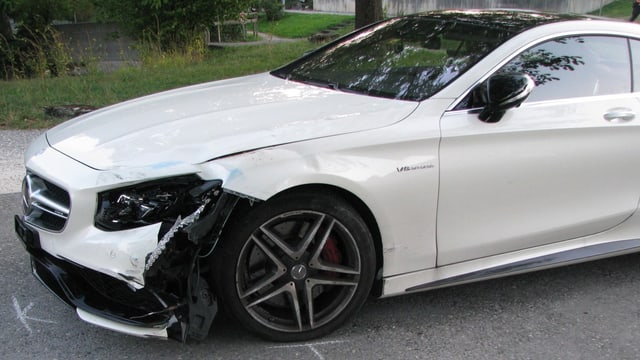Weisser Mercedes mit einem Schaden vorne links. Weisser Mercedes mit einem Schaden vorne links.