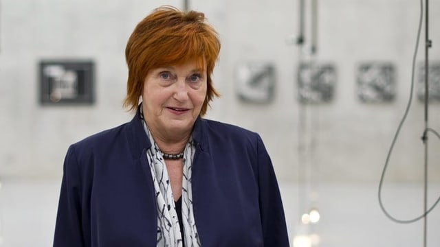 Eine ältere Frau in einem RAum. Eine ältere Frau in einem RAum.