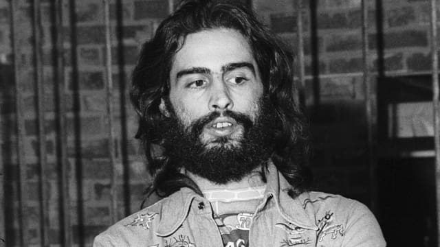 David Mancuso schaut etwas verloren. Er trägt eine Lederjacke. David Mancuso schaut etwas verloren. Er trägt eine Lederjacke.