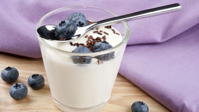 Joghurt im Glas mit Heidelbeeren dekoriert Joghurt im Glas mit Heidelbeeren dekoriert