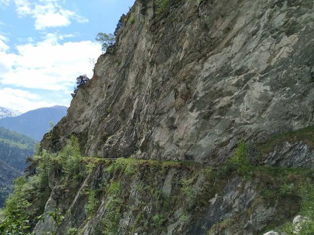 Felsen mit einem Einschnitt für Holzkännel.