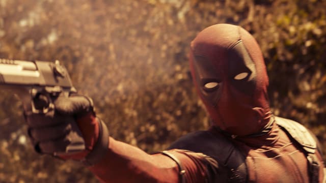 Comicfigur Deadpool mit Pistole. Comicfigur Deadpool mit Pistole.