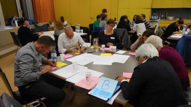 Mitarbeiter der Schule und Stadt Frauenfeld erarbeiten an einem Workshop die neue Frühförderungs-Strategie. Mitarbeiter der Schule und Stadt Frauenfeld erarbeiten an einem Workshop die neue Frühförderungs-Strategie.