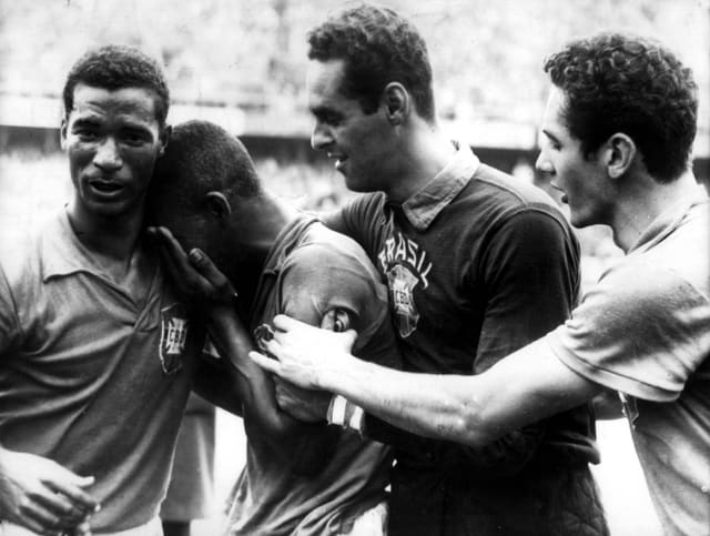 Pelé weint nach dem Gewinn des WM-Titels in den Armen seiner Mitspieler. Pelé weint nach dem Gewinn des WM-Titels in den Armen seiner Mitspieler.