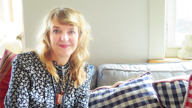 Monika Schmid sitzt auf dem Sofa in ihrem Wohnzimmer. Monika Schmid sitzt auf dem Sofa in ihrem Wohnzimmer.