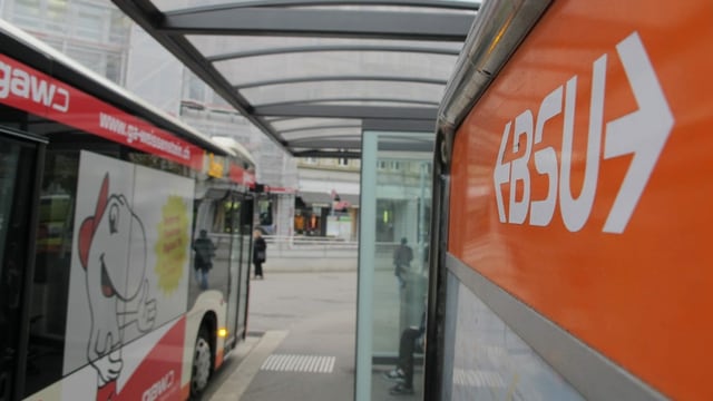 Ein Bus an einer Haltestelle, rechts gross das Logo von BSU Ein Bus an einer Haltestelle, rechts gross das Logo von BSU