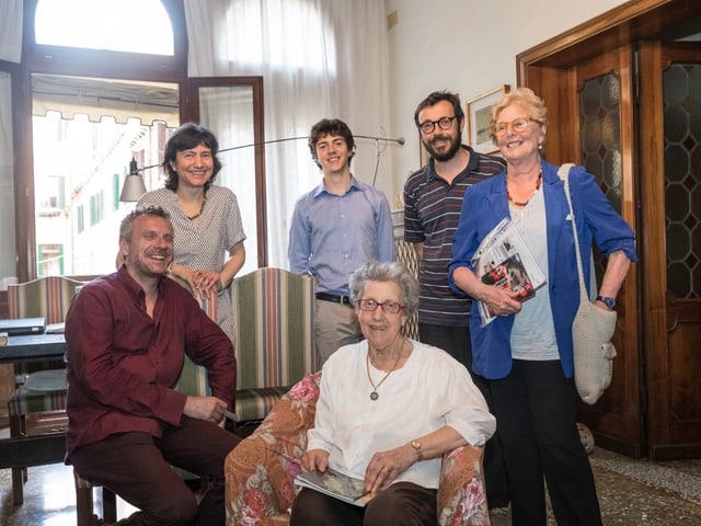 Sechs Personen posieren in einem Wohnzimmer Sechs Personen posieren in einem Wohnzimmer