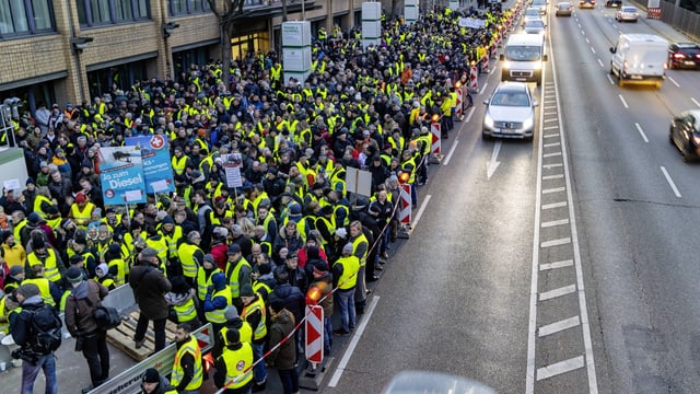 Menschen in Gelben Westen blockieren eine Strasse. Menschen in Gelben Westen blockieren eine Strasse.