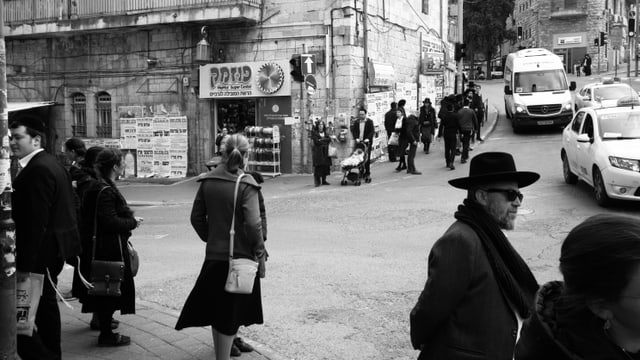 Frauen und Männer der Charedi an einer Strassenkreuzung im ultraorthodoxen Viertel Mea Shearim Frauen und Männer der Charedi an einer Strassenkreuzung im ultraorthodoxen Viertel Mea Shearim
