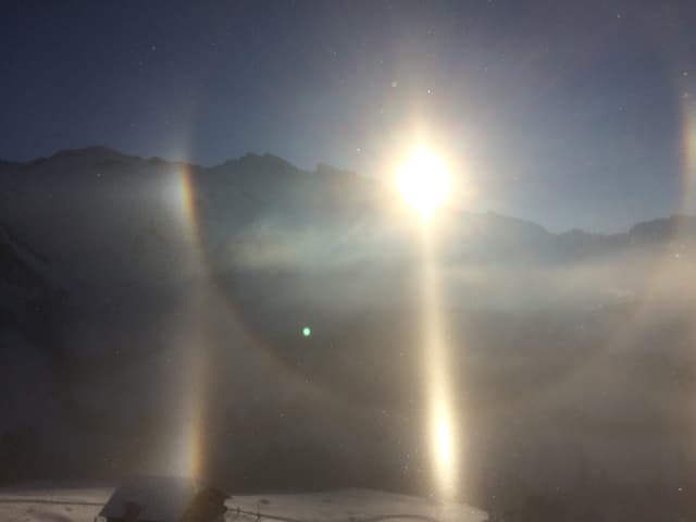 In der Mitte die Sonne, darum verschiedene Reflexionen.
