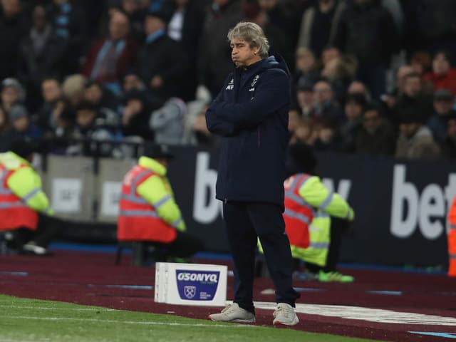Manuel Pellegrini an der Seitenlinie. Manuel Pellegrini an der Seitenlinie.