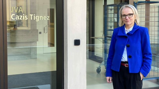Ines Follador-Breitenmoser è stada radund otg onns directura dal Sennhof a Cuira, ussa è ella la directura da la nova praschun a Cazas. Ines Follador-Breitenmoser è stada radund otg onns directura dal Sennhof a Cuira, ussa è ella la directura da la nova praschun a Cazas.