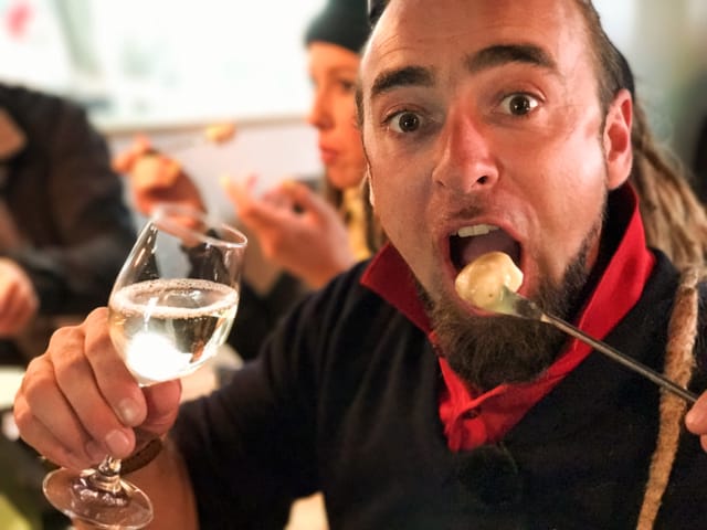 Derek mit Fonduegabel