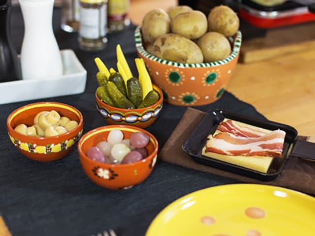 Käse, Kartoffeln, Gurken, Zwiebeln für Raclette. Käse, Kartoffeln, Gurken, Zwiebeln für Raclette.