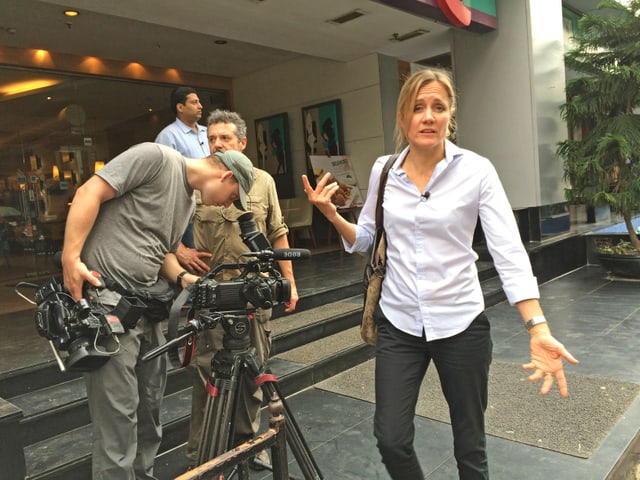 Barbara Lüthi und ihr Kamerateam vor einem grossen Gebäude in Kolkata. Barbara Lüthi und ihr Kamerateam vor einem grossen Gebäude in Kolkata.