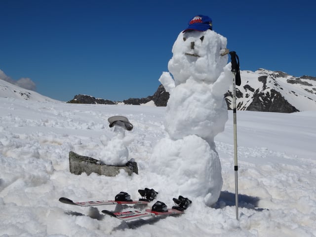 Einschneemann steht auf Skiern. Einschneemann steht auf Skiern.