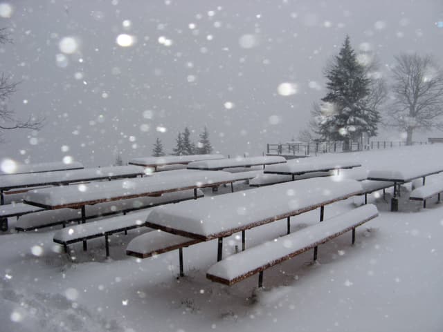 neuschnee auf den Tischen