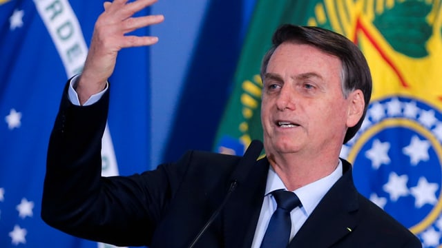 Bolsonaro spricht und gestikuliert. Bolsonaro spricht und gestikuliert.
