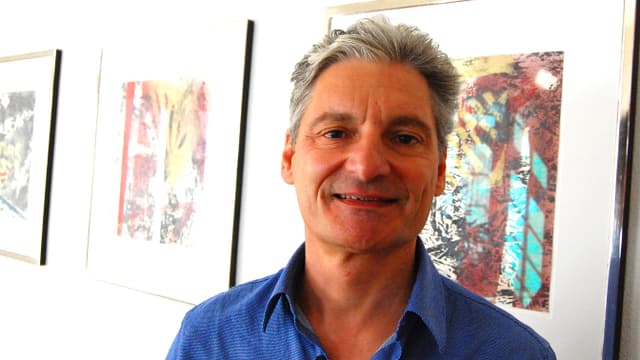 Mann mit Bilder im Hintergrund Mann mit Bilder im Hintergrund