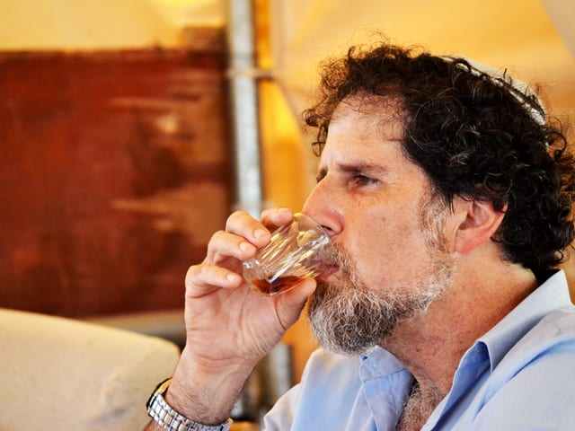 Arik Ascherman trinkt Tee aus einem Glas. Arik Ascherman trinkt Tee aus einem Glas.
