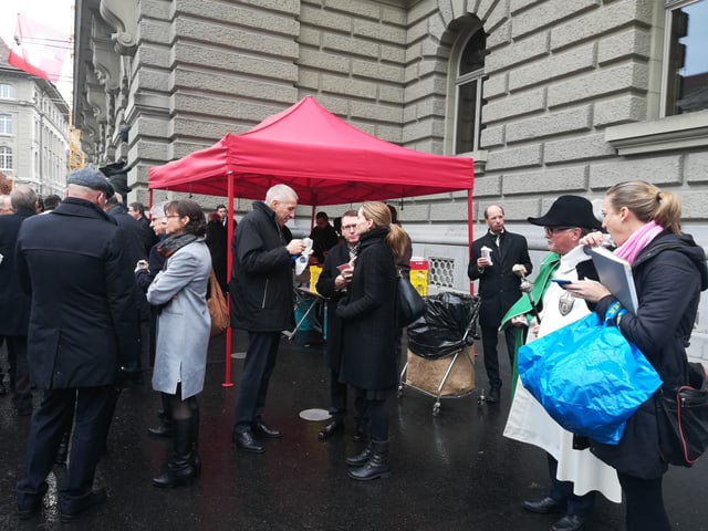 Ständerate essen Bratwurst vor dem Bundeshaus Ständerate essen Bratwurst vor dem Bundeshaus