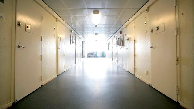 Gang mit Türen in einem Gefängnis. Gang mit Türen in einem Gefängnis.