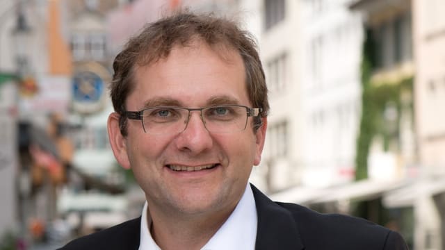 Mann mit Brille und kurzen braunen Haaren Mann mit Brille und kurzen braunen Haaren