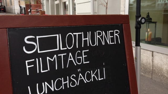 Bar wirbt mit Solothurner Filmtage-Lunchsäckli für Kunden.