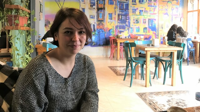 Frau sitzt in Café Frau sitzt in Café