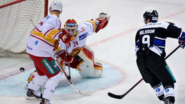 Der Puck kullert hinter Goalie Ivars Punnenovs über die Linie. Der Puck kullert hinter Goalie Ivars Punnenovs über die Linie.