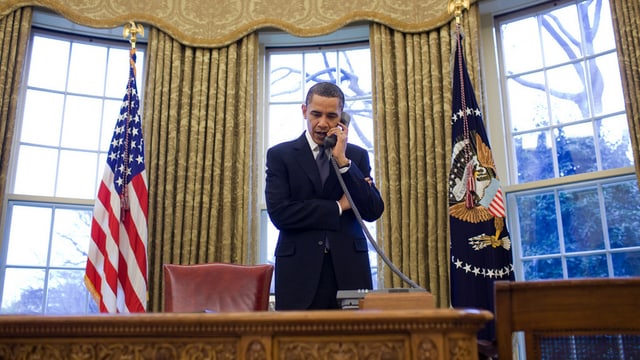 Obama am Telefon. Obama am Telefon.