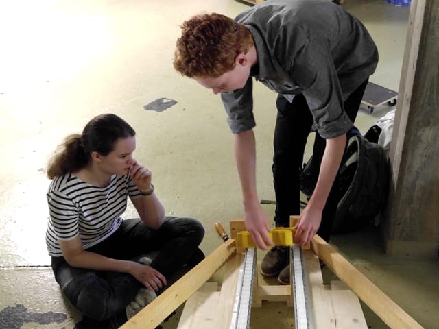 Nina und Luca diskutieren eine von zwei Möglichkeiten, die Zahnräder in den Roboter «einzufüllen». Nina und Luca diskutieren eine von zwei Möglichkeiten, die Zahnräder in den Roboter «einzufüllen».