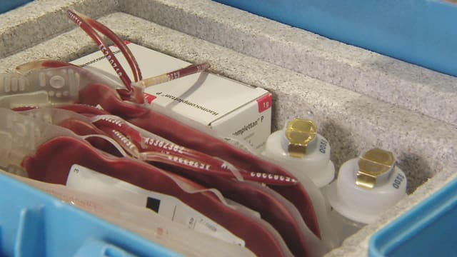 Kiste mit Blutkonserven und anderen Lösungen. Kiste mit Blutkonserven und anderen Lösungen.