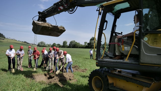 Bagger und Leute mit Schaufeln Bagger und Leute mit Schaufeln