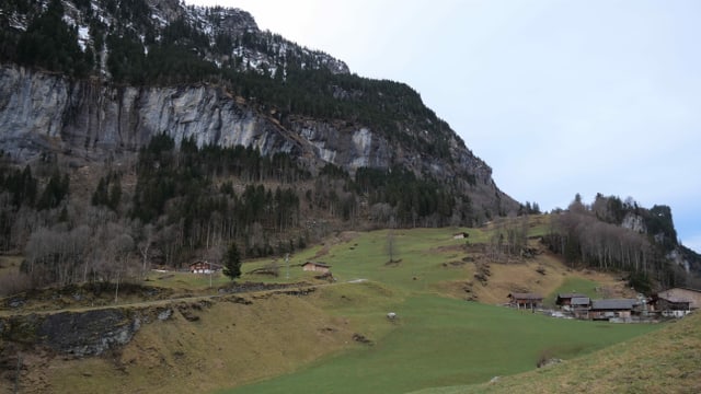 Ein Tal mit hohen Felswänden. Ein Tal mit hohen Felswänden.