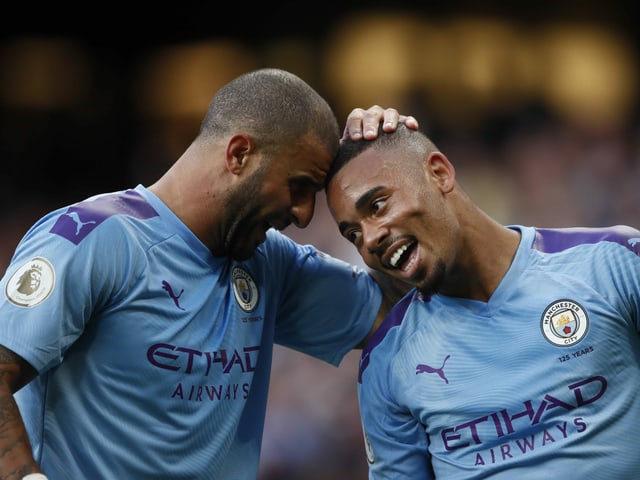 Gabriel Jesus und Kyle Walker umarmen sich. Gabriel Jesus und Kyle Walker umarmen sich.