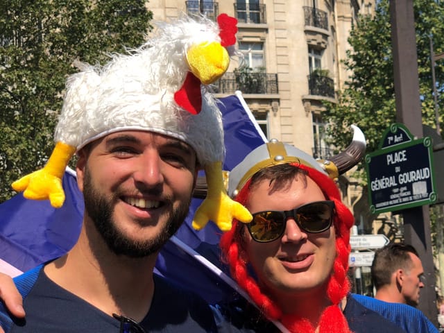 Fans mit entsprechenden Kopfbedeckungen.