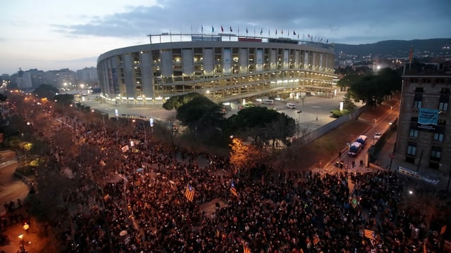 Tausende von Menschen versammeln sich vor dem Fussballstadion Camp Nou in Barcelona. Tausende von Menschen versammeln sich vor dem Fussballstadion Camp Nou in Barcelona.