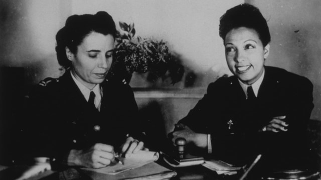 Josephine Baker während Leergangs in der Freien Französischen Frauenluftwaffe ca. 1940. Josephine Baker während Leergangs in der Freien Französischen Frauenluftwaffe ca. 1940.
