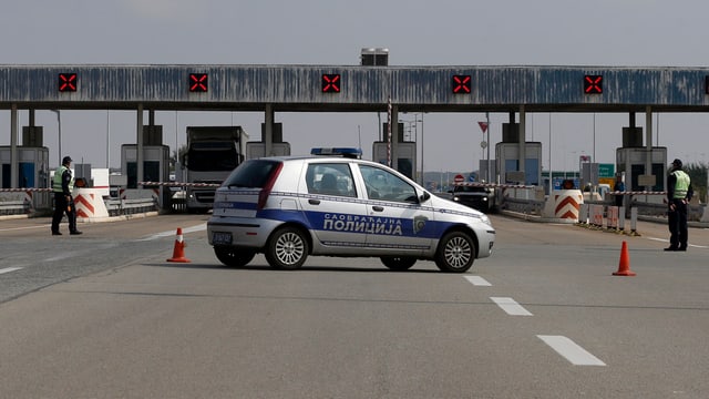 Polizeiauto versperrt Strasse vor Grenzübergang. Polizeiauto versperrt Strasse vor Grenzübergang.