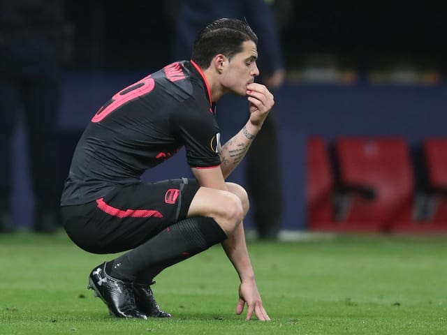 Granit Xhaka stützt sich auf dem Boden ab
