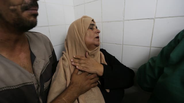 Eine palästinensische Mutter betrautert den Tod ihres Sohnes, der im Gaza-Konflikt gestorben ist. Eine palästinensische Mutter betrautert den Tod ihres Sohnes, der im Gaza-Konflikt gestorben ist.
