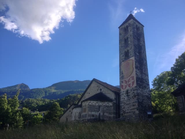 Foto der Kirche mit Zeichnungen der Urner Wappen am Kirchturm Foto der Kirche mit Zeichnungen der Urner Wappen am Kirchturm