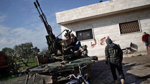 Syrische Rebellen in der Nähe von Idlib, Syrien. Syrische Rebellen in der Nähe von Idlib, Syrien.