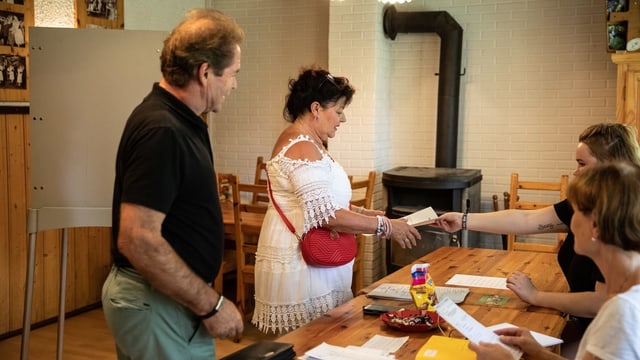 Personen in einem Wahllokal in Brandenburg Personen in einem Wahllokal in Brandenburg
