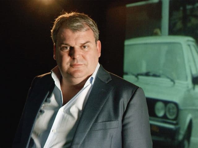 Bühnenbild: Mike Müller vor einem alteb VW Golf. Bühnenbild: Mike Müller vor einem alteb VW Golf.
