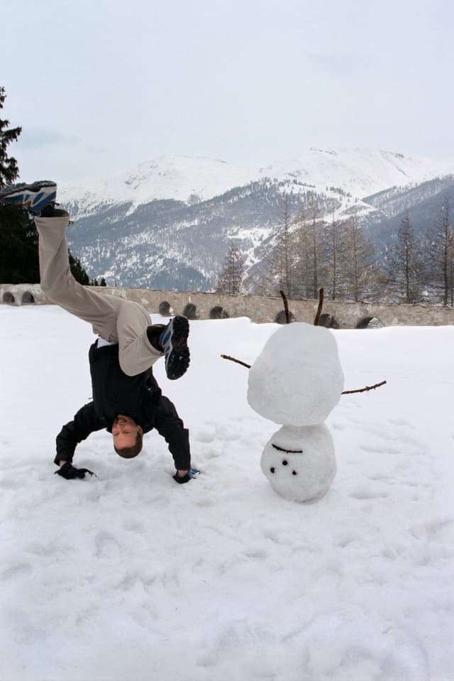 Der britische Künstler David Shrigley neben seinem Werk Upside down Snowman, am «Young Art Weekend 2000» vor dem Alpenschloss-Hotel Castell in Zuoz, Kanton Graubünden, 7. April 2000. Der britische Künstler David Shrigley neben seinem Werk Upside down Snowman, am «Young Art Weekend 2000» vor dem Alpenschloss-Hotel Castell in Zuoz, Kanton Graubünden, 7. April 2000.